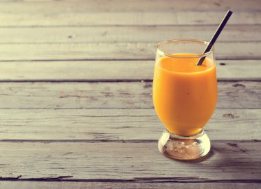 Baharatlar ve rustik masada fındık ile sağlıklı kabak smoothies