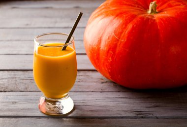 Baharatlar ve rustik masada fındık ile sağlıklı kabak smoothies