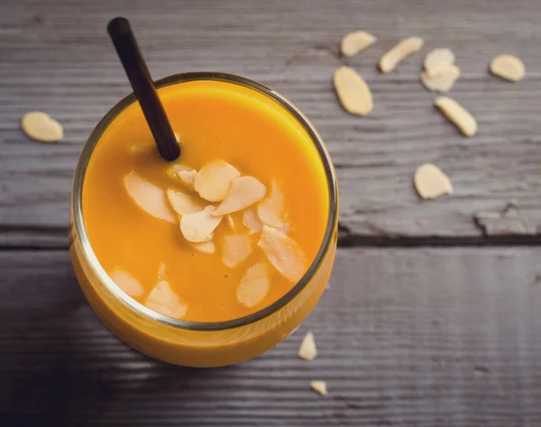 Baharatlar ve rustik masada fındık ile sağlıklı kabak smoothies