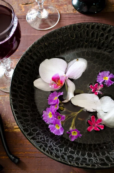 Свежий красный виноградный сок и цветы — стоковое фото