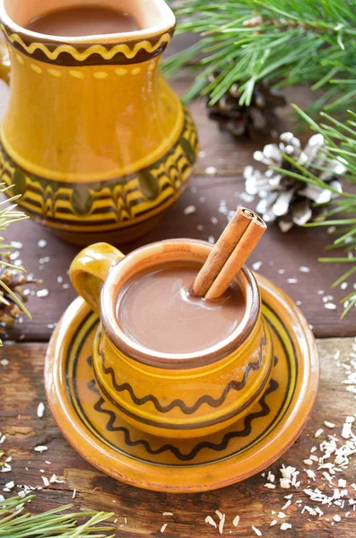 Becher heiße Schokolade mit Zimt, Weihnachtsdekoration — Stockfoto