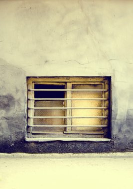 Kirli eski pencere çubukları üzerinde eski bir bina ile