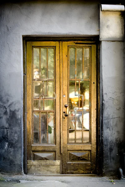 Старые старинные деревянные двери — стоковое фото