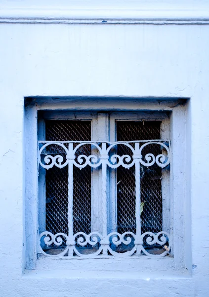 Verdrecktes altes Fenster mit Gittern an einem schmuddeligen Gebäude — Stockfoto