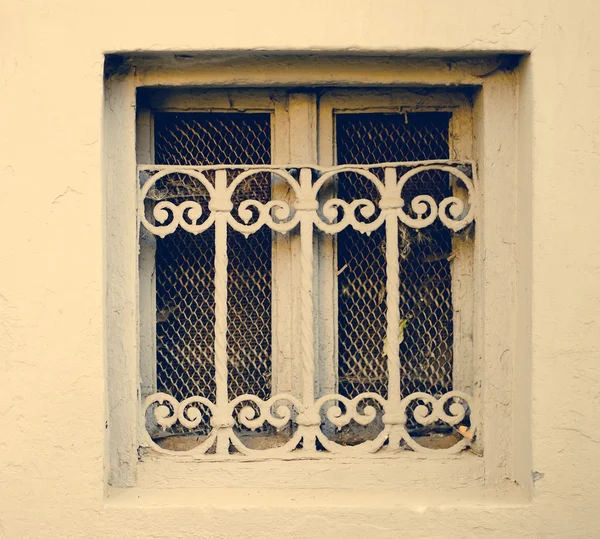 Verdrecktes altes Fenster mit Gittern an einem schmuddeligen Gebäude — Stockfoto