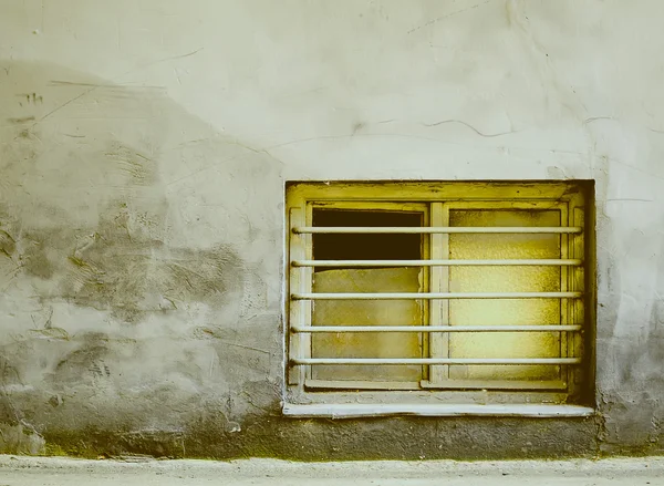 Грязное старое окно с решетками на гигантском здании — стоковое фото