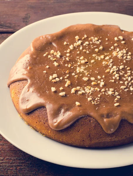 Gâteau à la citrouille au caramel et cacahuètes sur table en bois — Photo