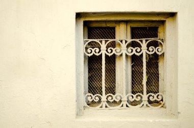 Kirli eski pencere çubukları üzerinde eski bir bina ile