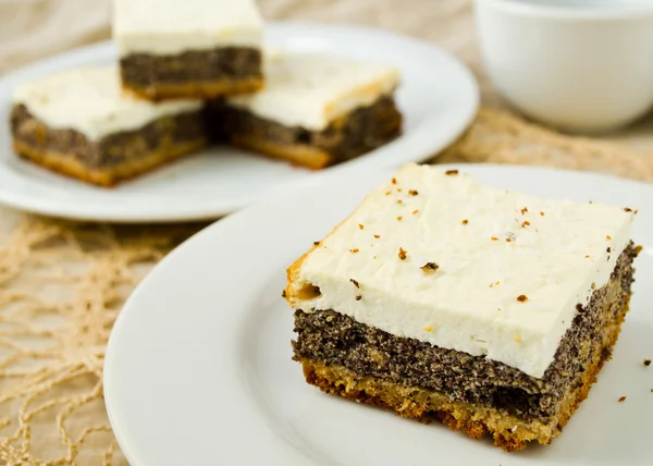 Köstlicher hausgemachter süßer Käsekuchen mit Mohn — Stockfoto