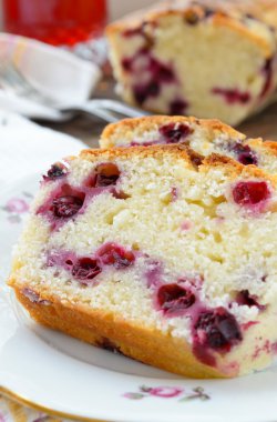 Blackcurrant kek ve kırmızı çilek içecek