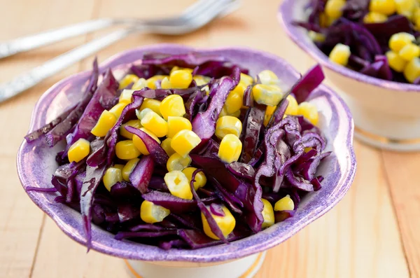 Красный салат с капустой и сладкой кукурузой — стоковое фото