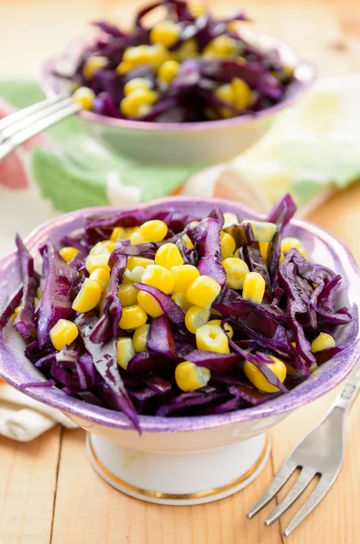 Salada de repolho vermelho com milho doce — Fotografia de Stock