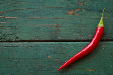 ahşap arka plan üzerinde kırmızı sıcak biber biber