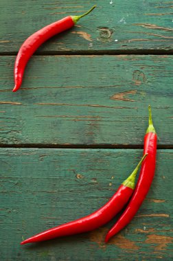 ahşap arka plan üzerinde kırmızı sıcak biber biber
