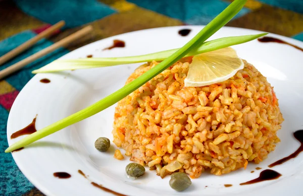 Brun ris med kapers, sitron, gressløk og balsameddik – stockfoto