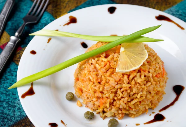 Arroz integral com alcaparras, limão, cebolinha e vinagre balsâmico — Fotografia de Stock