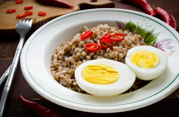 Grøt av bokhvete med kokt egg og chili – stockfoto