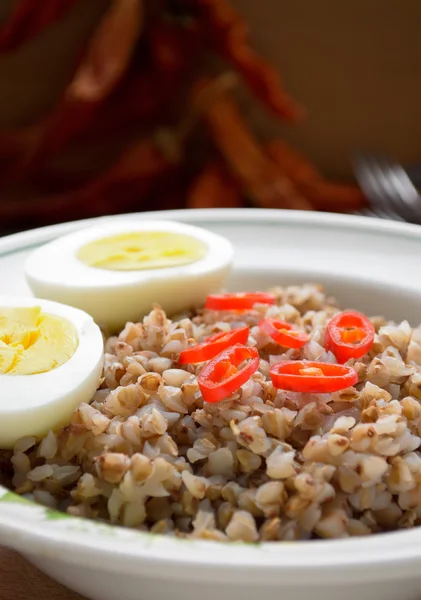 Buckwheat porridge with boiled egg and chili pepper — 스톡 사진