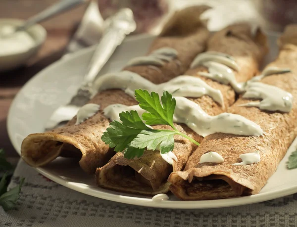 Rouleaux de crêpes aux champignons, trempette au yaourt et persil — Photo