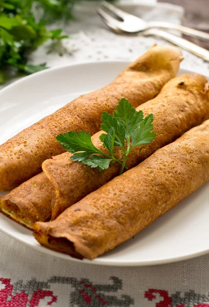 Rolos de panqueca com cogumelos, iogurte e salsa — Fotografia de Stock