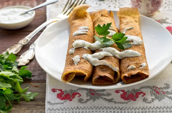 Rolos de panqueca com cogumelos, iogurte e salsa — Fotografia de Stock