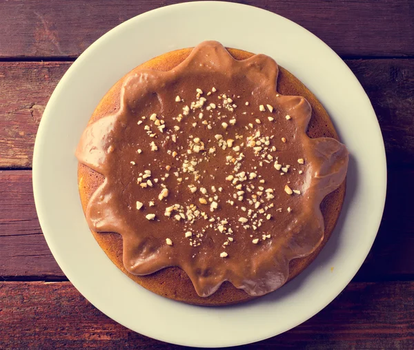 Pastel de calabaza con caramelo y cacahuetes en mesa de madera —  Fotos de Stock