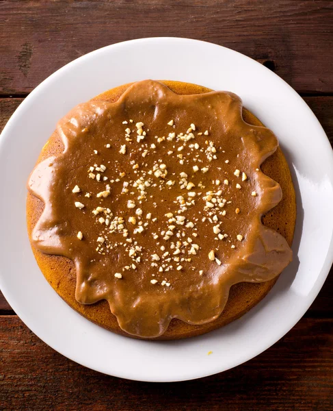 Pompoen taart met karamel en pinda's op houten tafel — Stockfoto