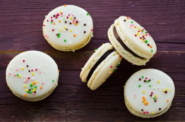 Renkli bir şekilde dekore edilmiş Paskalya macarons