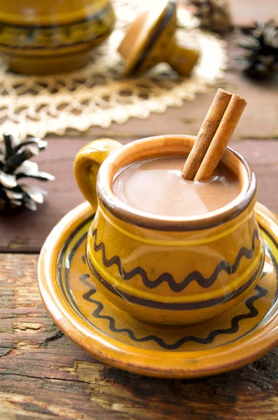 Heiße Schokolade mit Zimt in rustikalem Geschirr — Stockfoto