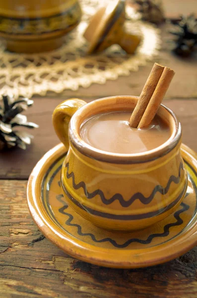 Chocolate caliente con canela en vajilla rústica —  Fotos de Stock