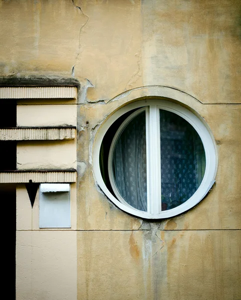 ひびの入った壁セメントに関する古いサークル窓フレーム — ストック写真