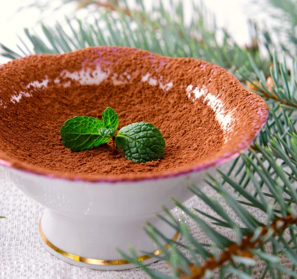 Postre de chocolate con cacao y menta. Decoraciones de Navidad —  Fotos de Stock