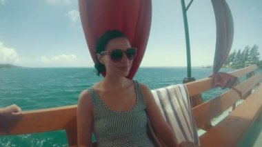 bir teknede gülümseyen kadın