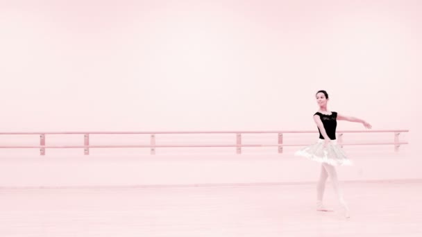 Koninklijke Ballerina voert een routine — Stockvideo