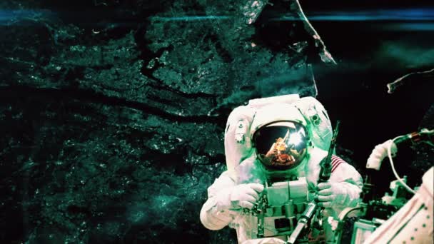 Astronaut dolgozik az űrállomáson — Stock videók