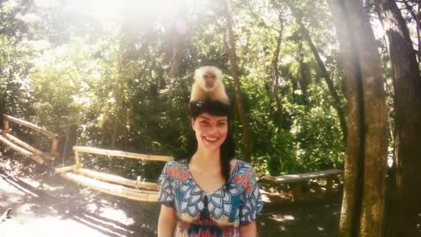 Maymun olan bir kadın pozlar — Stok video