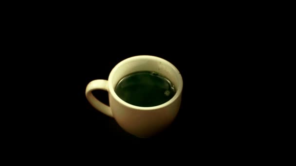 Cube de sucre tombant dans le café 