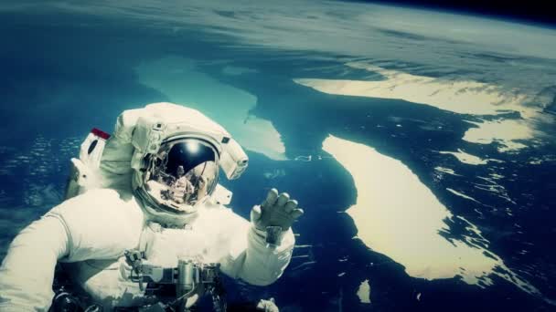Astronaut vågor samtidigt på en rymdpromenad. — Stockvideo