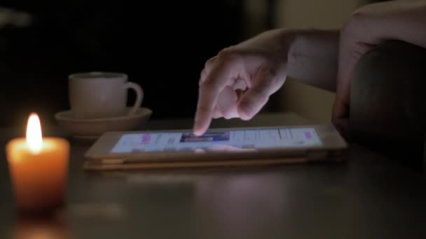 Γυναίκα χρησιμοποιώντας ένα tablet pc, το βράδυ — Αρχείο Βίντεο