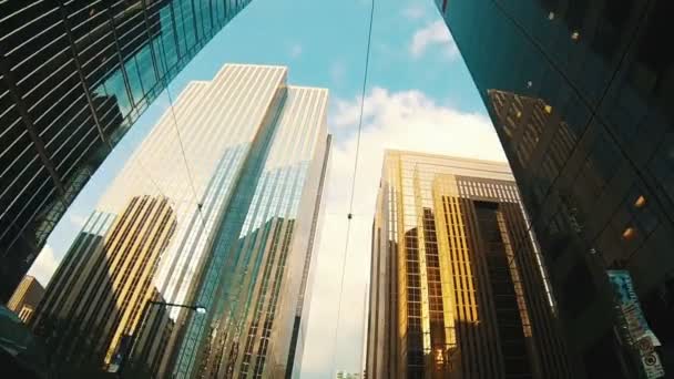 Финансовый район с современными зданиями — стоковое видео