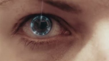 Kadının göz dijital olarak taranıyor