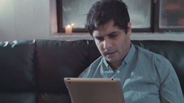 Tablet kullanan adam kötü haber alır