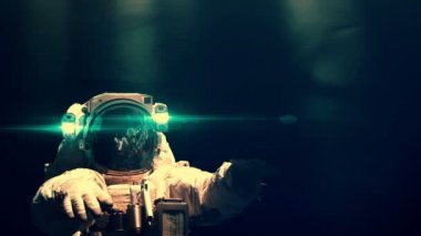 Bir uzay yürüyüşü alarak astronot