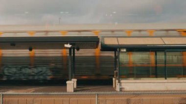 Bir istasyonu geçen tren.