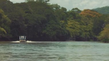  bir nehir aşağı yelken tekne