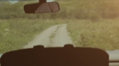 araç son derece kaba orman yol traversing.