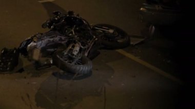 Acil durum ekipleri bir motosiklet kazası için yanıt 