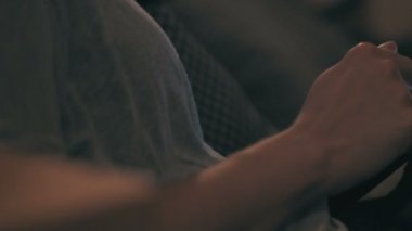 Tablet stil pc kullanan kadın