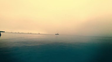 Yalnız tekne okyanusta sürüklenen