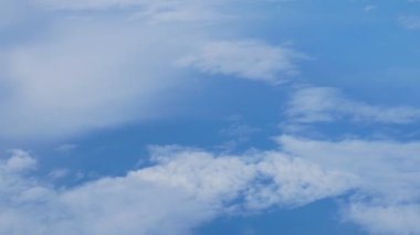 Bulutların üzerinde uçan.